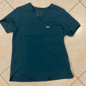 size small FIGS Catarina one-pocket scrub top